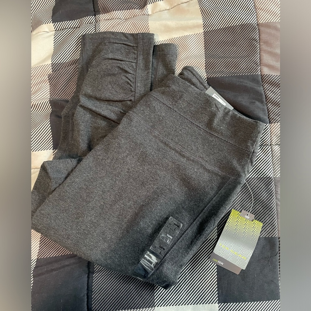 NWT tek gear capri size large